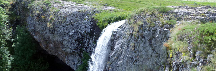 Grotte et cascade de Deroc