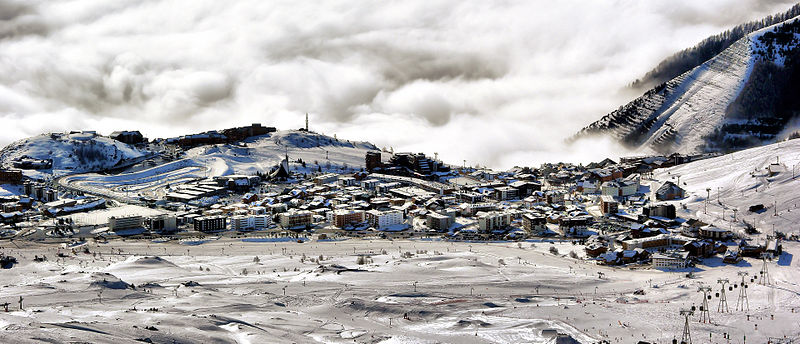 Alpe d'Huez By Gilles Perréal (Own work) CC BY-SA 3.0 via Wikimedia Commons
