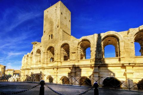 Monuments romains et romans d'Arles Par Wolfgang Staudt CC BY 2.0 via Wikimedia Commons