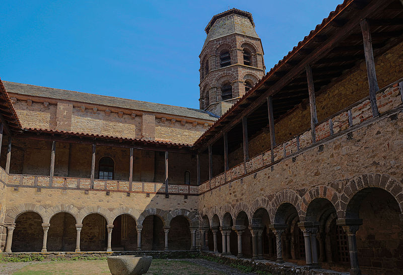 Cloître de l'abbaye de Lavaudieu By Pymouss CC BY-SA 4.0 via Wikimedia Commons