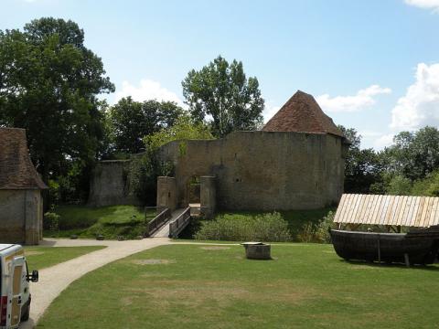 Château de Crèvecoeur By Chatsam CC BY-SA 4.0 via Wikimedia Commons