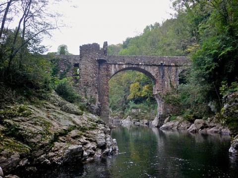 Le Pont du Diable Par Jean-Louis VENET CC BY-SA 3.0 via Wikimedia Commons