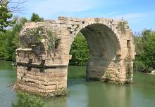 Le Pont Ambroix ou Pont d'Ambrussum Par Dominique PIPET CC BY-SA 2.0  via Wikimedia Commons