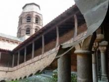 Cloître de l'abbaye de Lavaudieu en vidéo