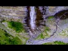 Cascade de la Pisse, proche du village Chateauroux-Les-Alpes en Vidéo